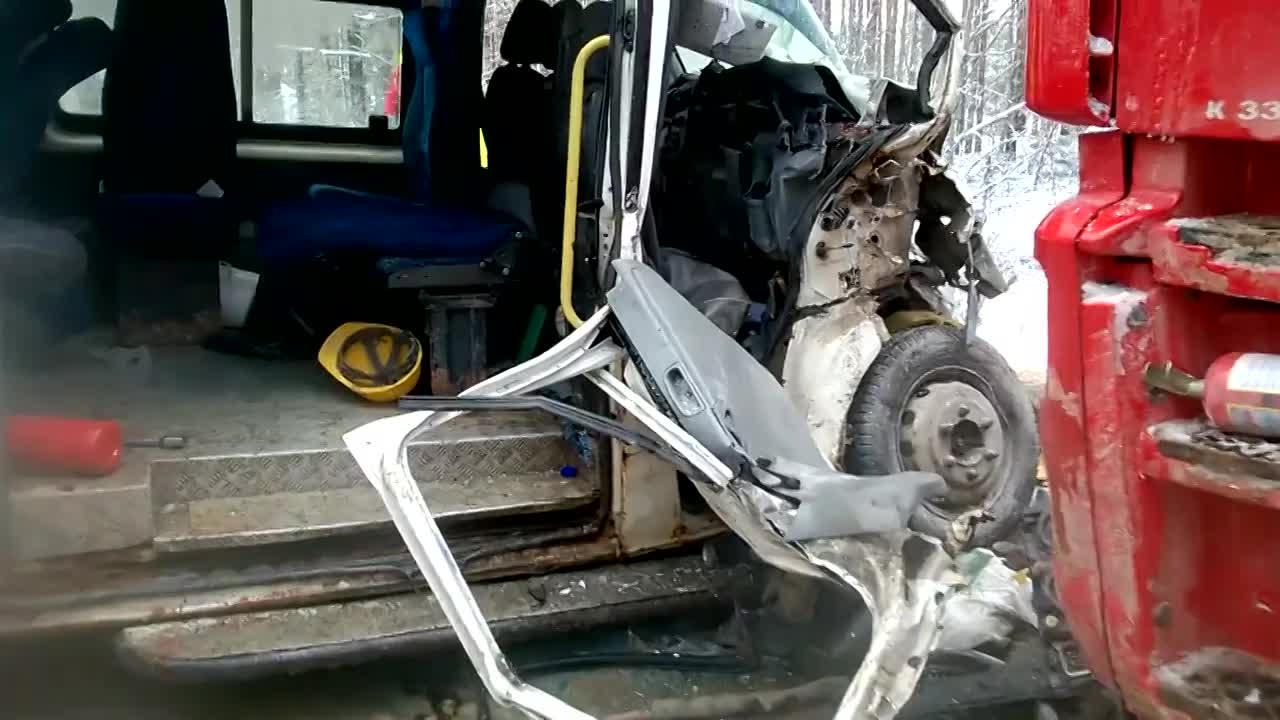 В Ленобласти КАМАз протаранил автобус со строителями: пострадало 12 человек