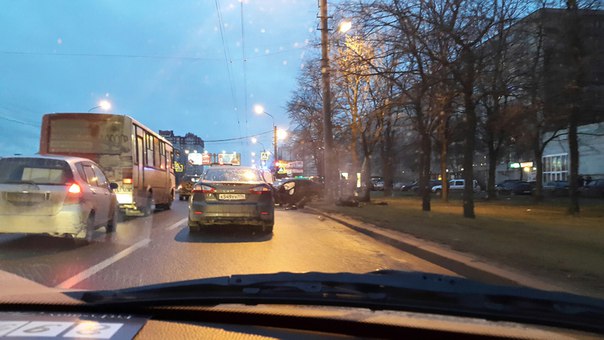 На проспекте Большевиков иномарка под музыку впечаталась в столб: водитель выжил