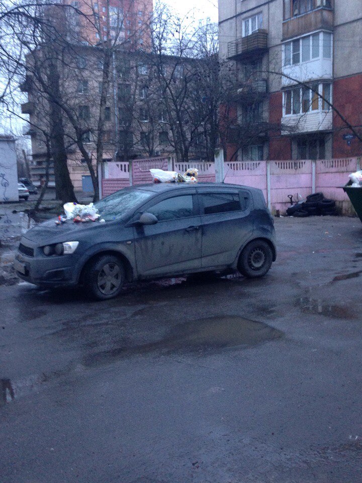 На Цимбалина машину из Башкирии закидали мусором за неудачную парковку