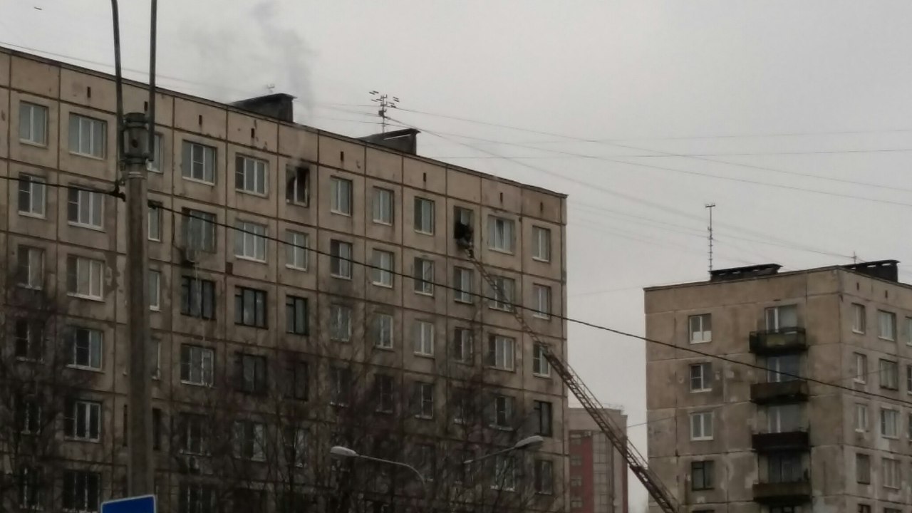 На Заневском пожарные по лестнице забирались в горящую квартиру на девятом этаже