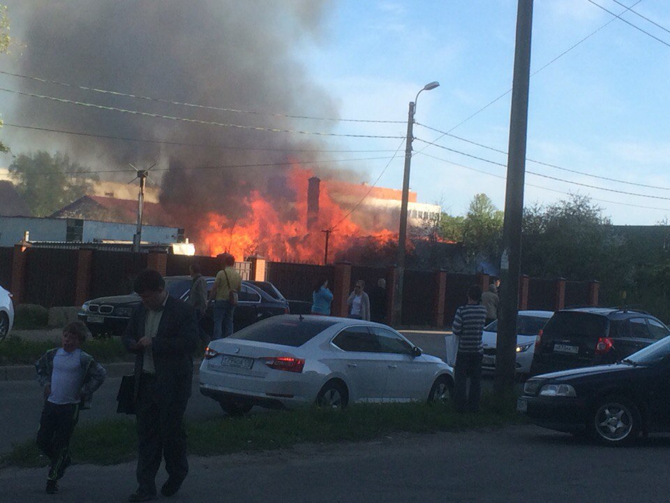 Страшный пожар в Горелово: в огне пострадала женщина