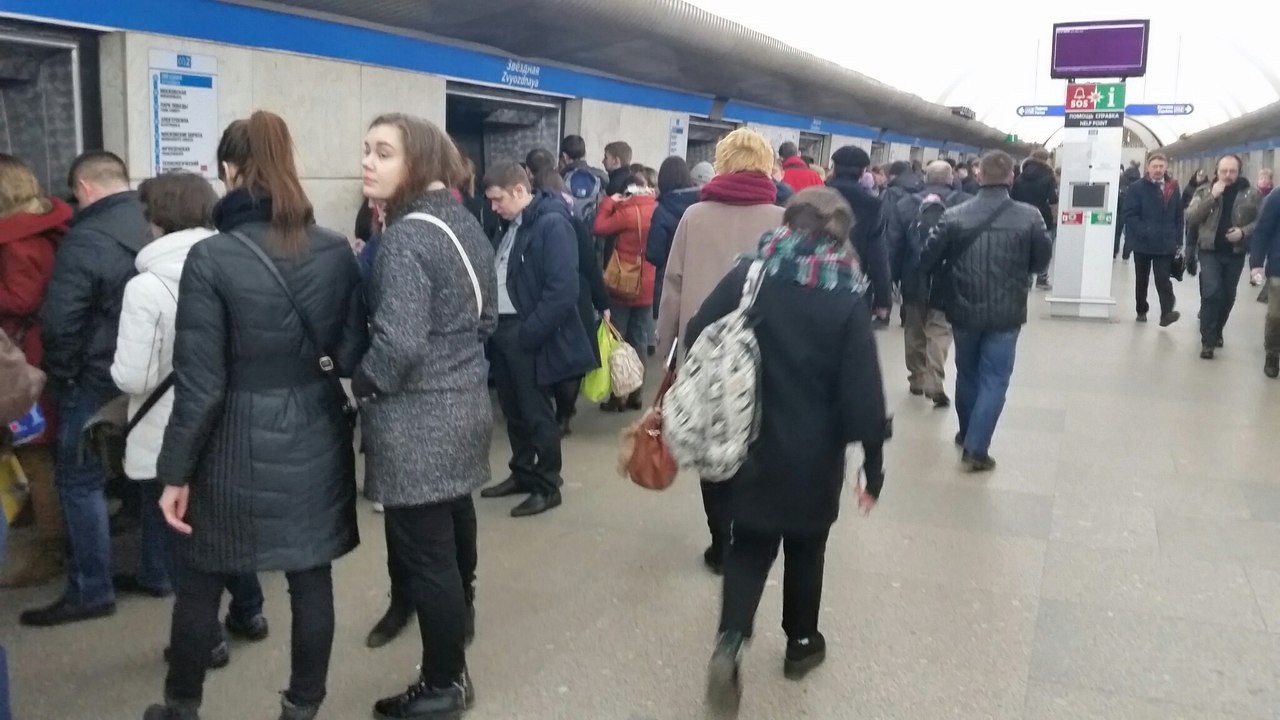 Утренний коллапс на синей ветке метро Петербурга вызвали сломавшиеся светофоры