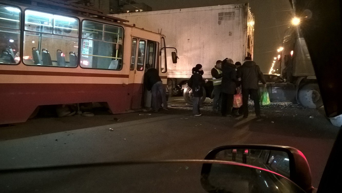 Фура врезалась в трамвай на Маршала Жукова: вагон сошел с рельс