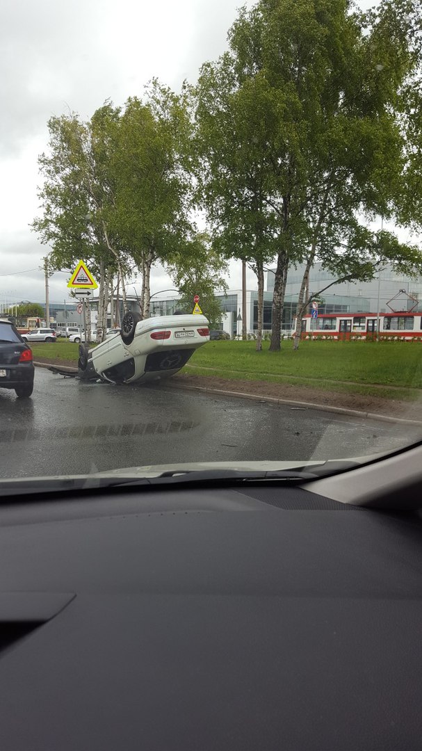 Mercedes перевернулся на крышу в аварии на Руставели 