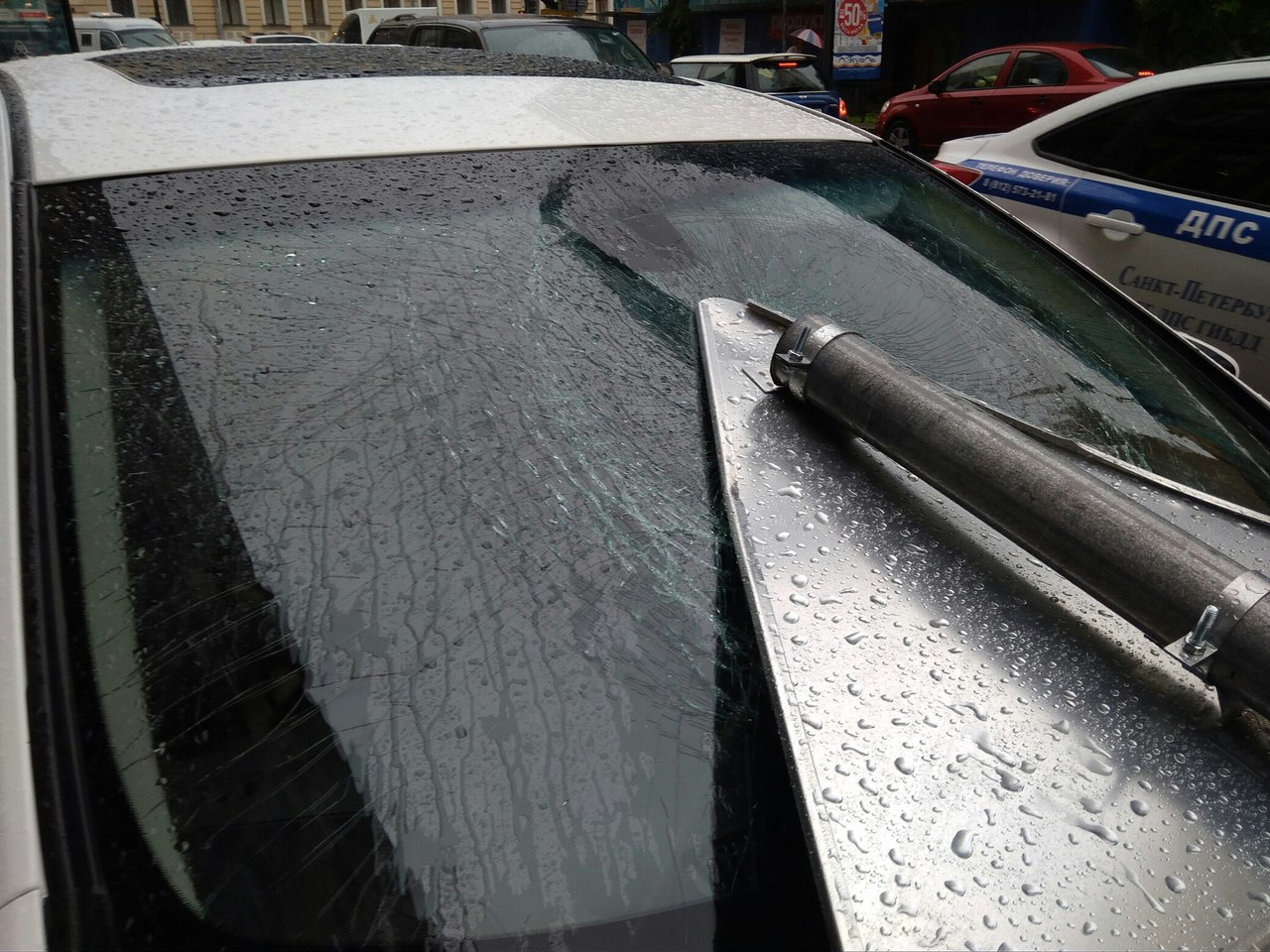 Дорожный знак наказал московскую машину за неправильную парковку в центре Петербурга
