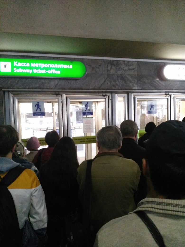 Станцию "Ладожская" закрыли из-за бесхозного предмета в вестибюле