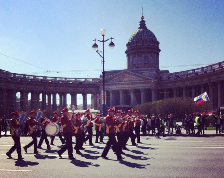 Власти Петербурга похвастались 200-тысячной колонной на первомайском шествии