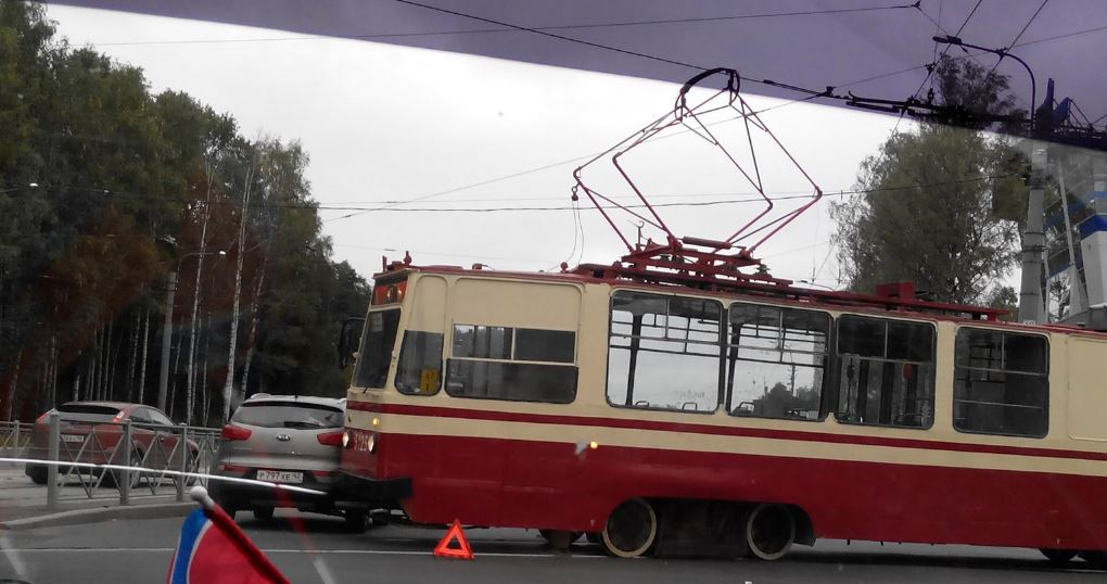 Легковушка и трамвай собрали пробку на проспекте Испытателей и Богатырском