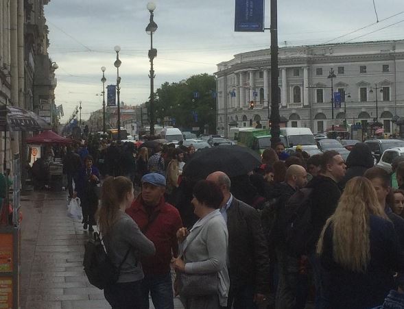 Видео и фото: петербуржцы стоят в огромной очереди за автографом лидера Rammstein
