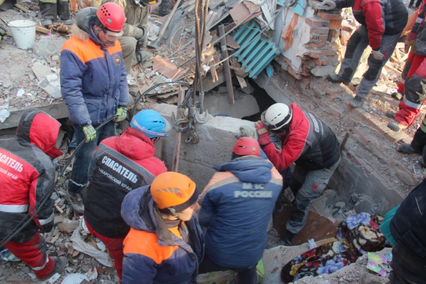 Спасатели извлекли пять погибших из-под завалов взорвавшегося дома в Хабаровске