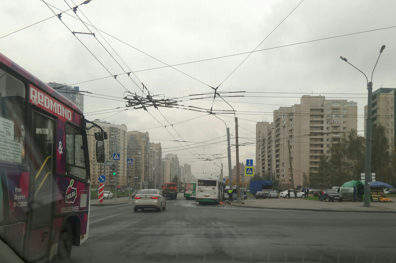 Женщина погибла под колесами автобуса на перекрестке Ленинского и Доблести