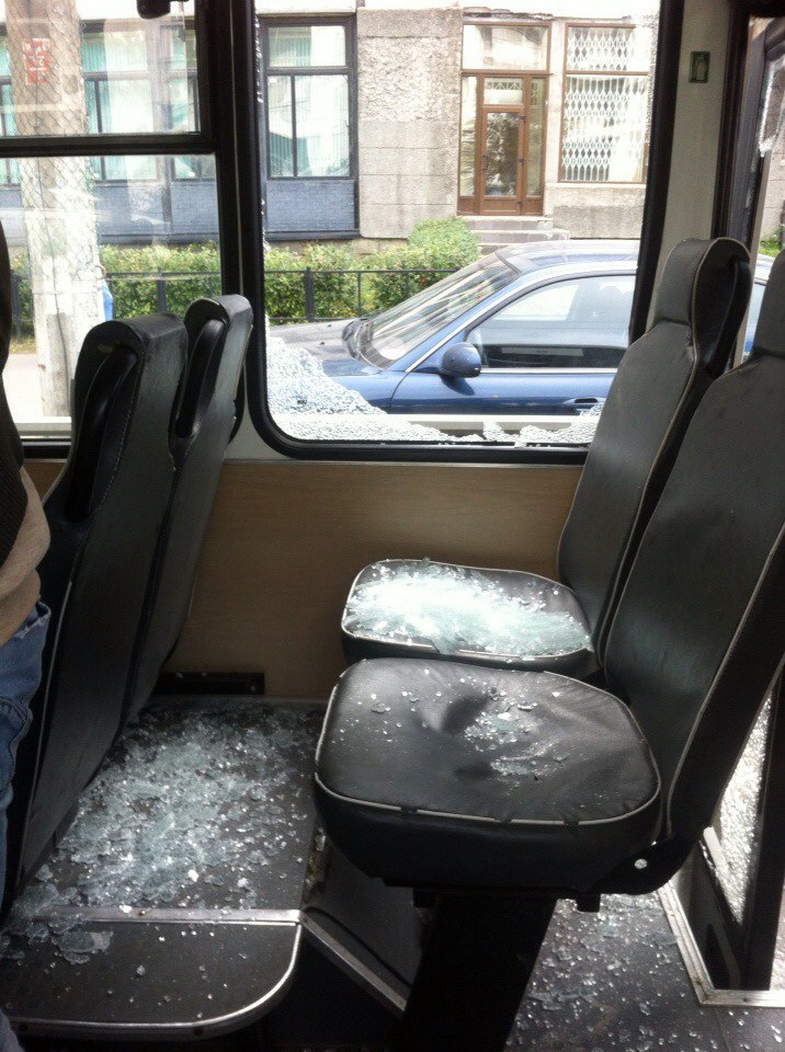 Перевертыш на Кантемировской: столкновение выбило окна в маршрутке