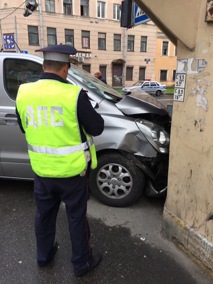 Фото: Иномарка подперла двери магазина после аварии на Курской