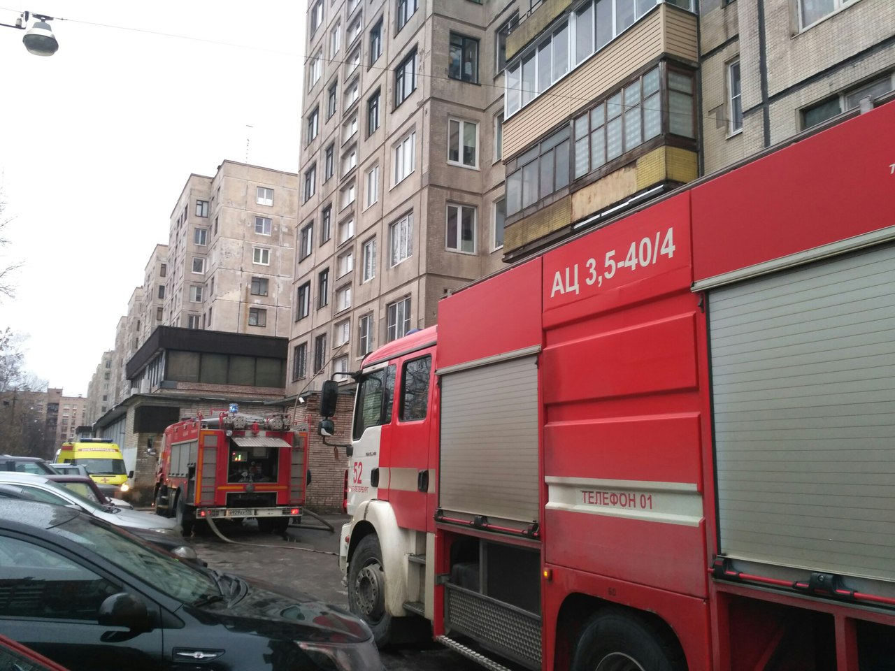 На Заневском пожарные по лестнице забирались в горящую квартиру на девятом этаже