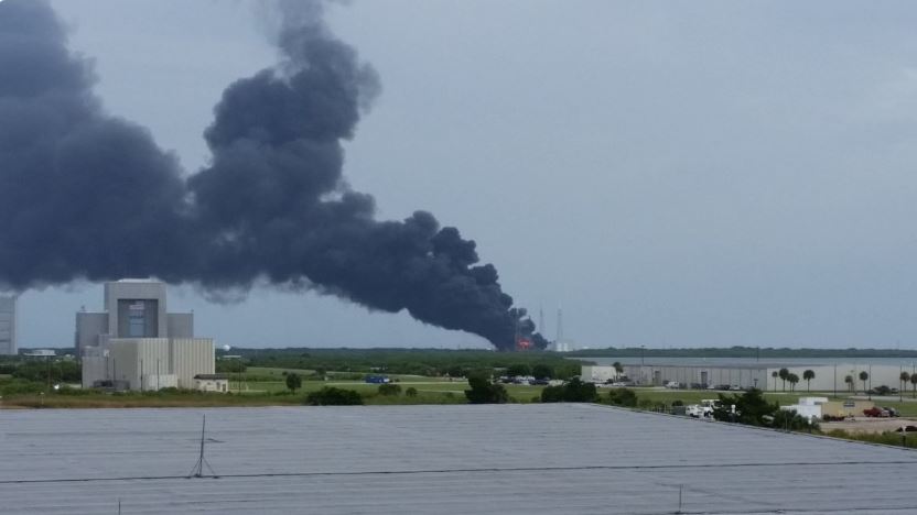 Запуск Falcon 9 компании SpaceX на мысе Канаверал закончился взрывом