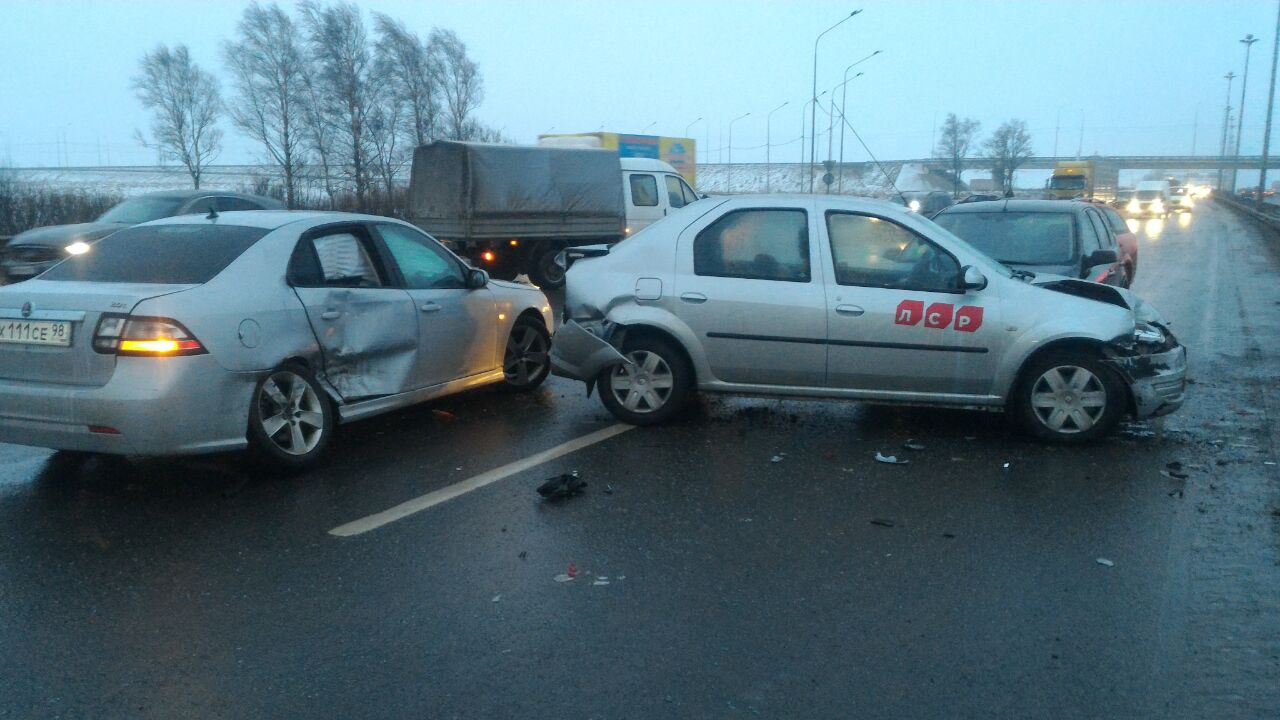 На Киевском шоссе из-за гололеда столкнулось около 50 автомобилей