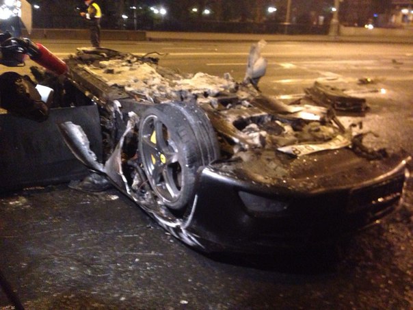 В Москве подросток угнал Ferrari и сжег ее, протаранив две машины на Крымском мосту