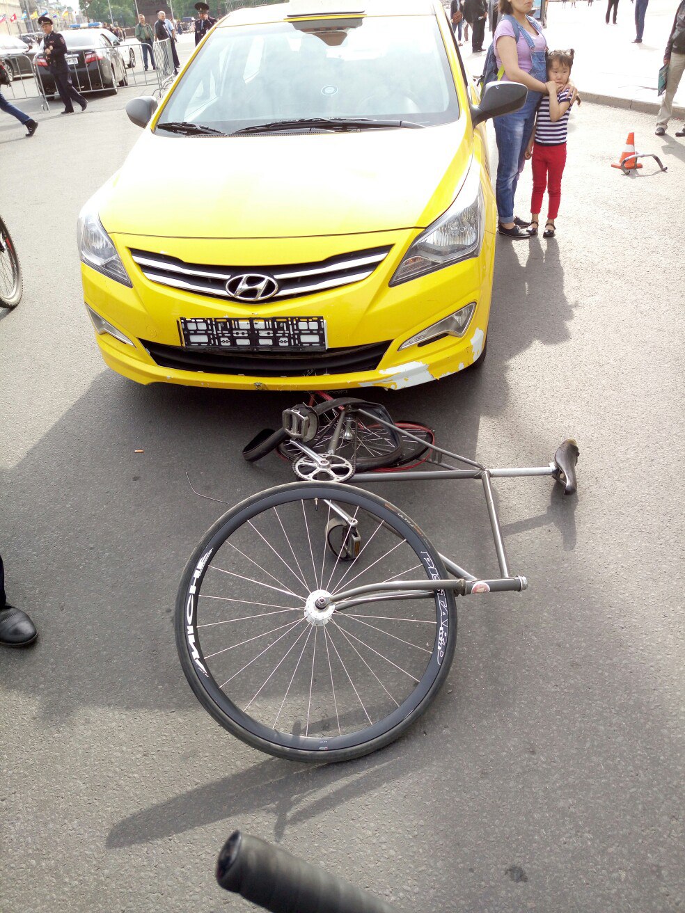 Таксист устроил гонку за велосипедистом по Дворцовой площади и сбил его