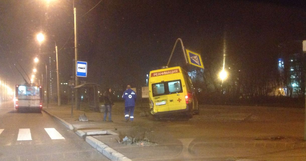 Скорая помощь столкнулась с BMW и сбила светофор на проспекте Ветеранов