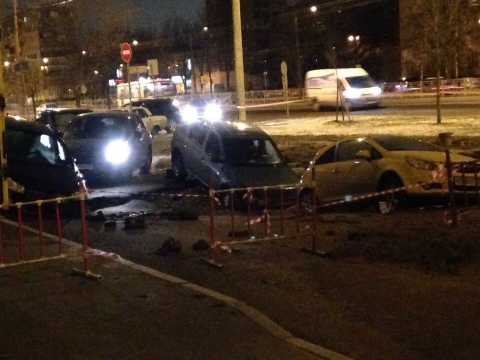 Видео: На Софийской улице машины провалились под асфальт из-за прорыва трубы