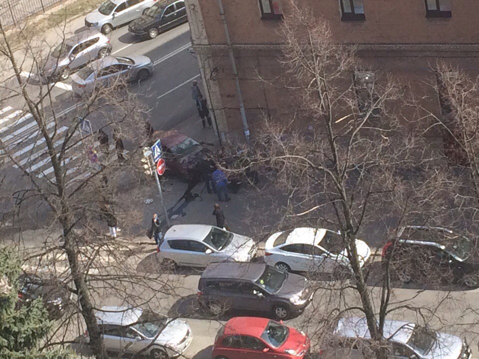 Жесткая авария на Большом Сампсониевском: водитель вылетел через стекло