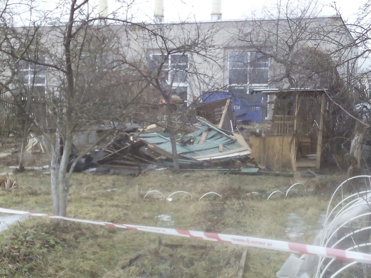 В Колпинском районе бульдозером сносят постройки в "Блокадном саду"
