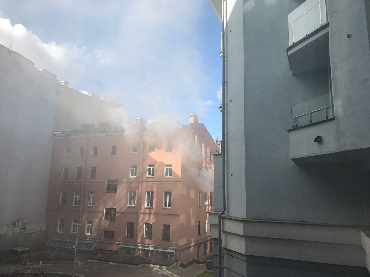 Движение встало на 10-ой линии Васильевского острова из-за крупного пожара в квартире