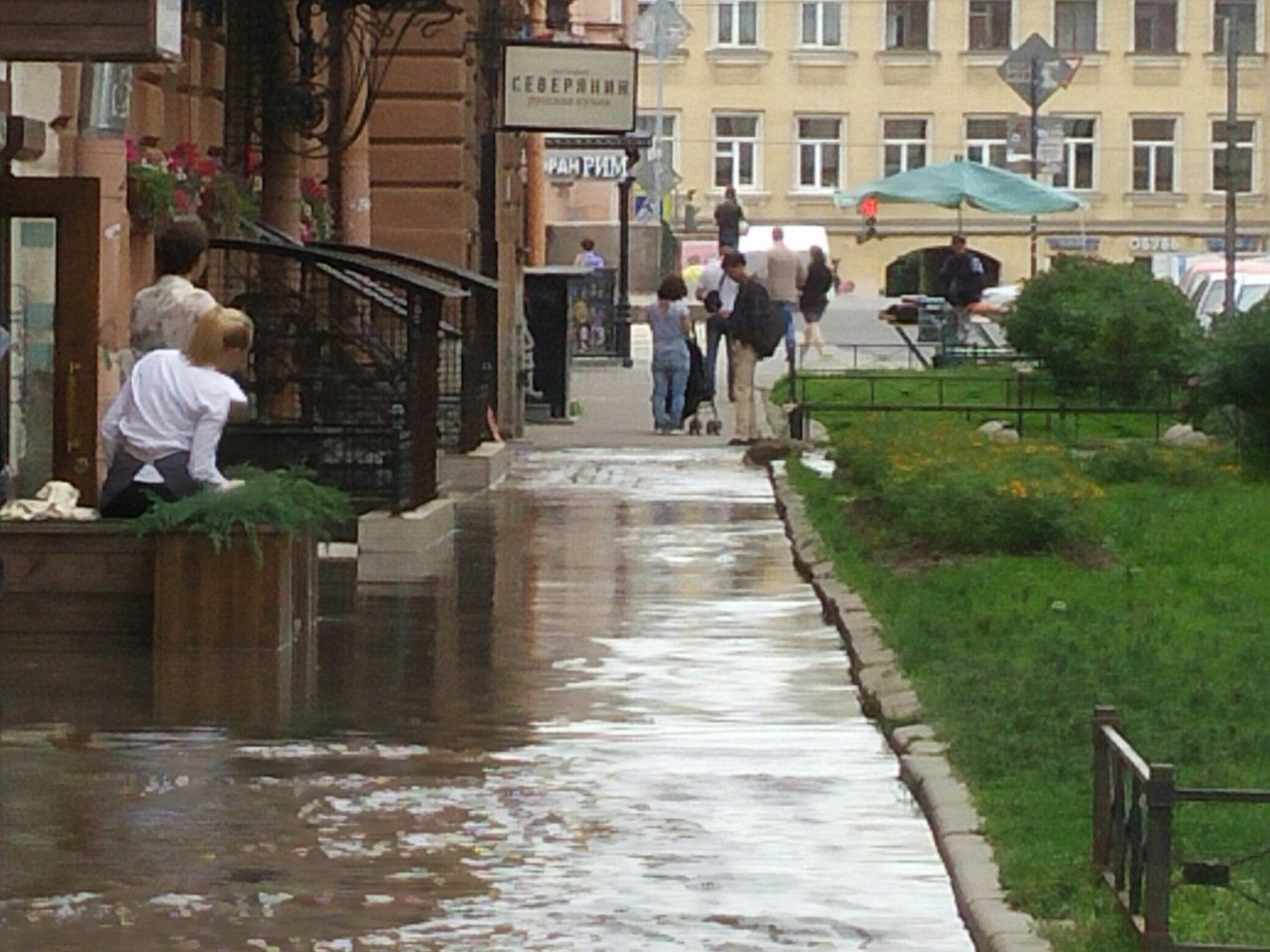 В Столярном переулке лопнула труба: вода заливает  дорогу