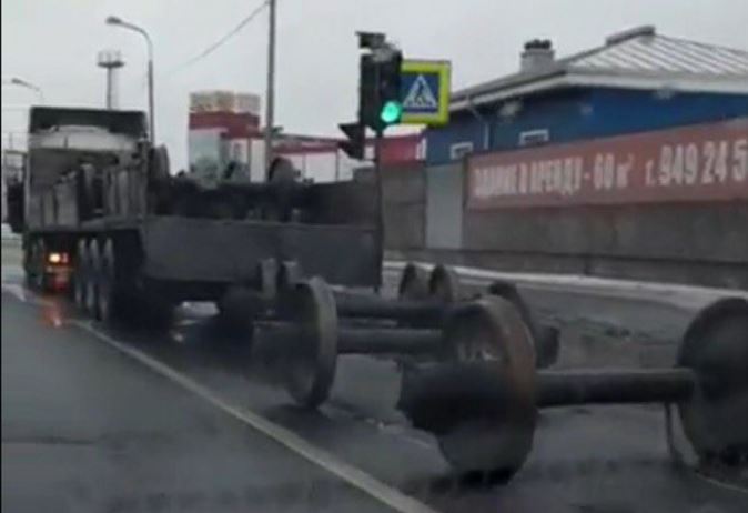 У Александровской фермы грузовик рассыпал колеса от железнодорожных вагонов