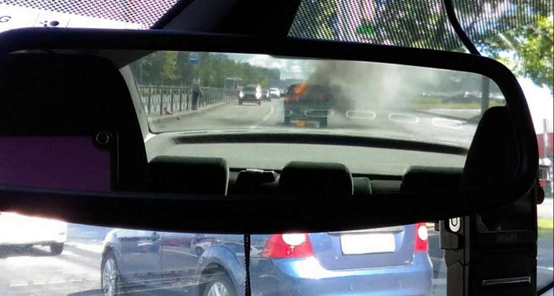 Видео: на Бухарестской машина со взрывами горела посреди проезжей части