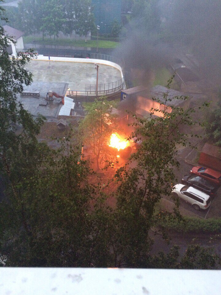 Очевидцы сняли на видео взрыв горящей машины во дворе на Маршала Захарова