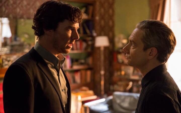 "Шерлок" 4 сезон: 2 серия вышла в переводе, миссис Хадсон удирает от полицейских, со скованным Шерлоком в багажнике