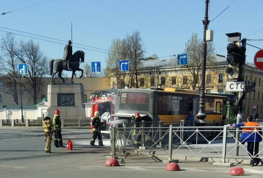 Движение у площади Александра Невского перекрыли из-за горящего автобуса