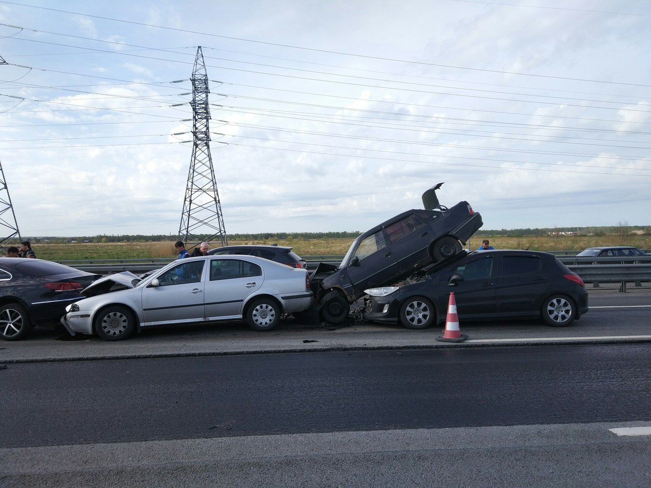 Массовая авария на КАД: Daewoo Nexia оказалась на капоте Peugeot