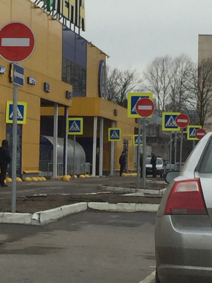 Полиция и ОМОН обследуют подозрительную коробку в супермаркете на Бабушкина