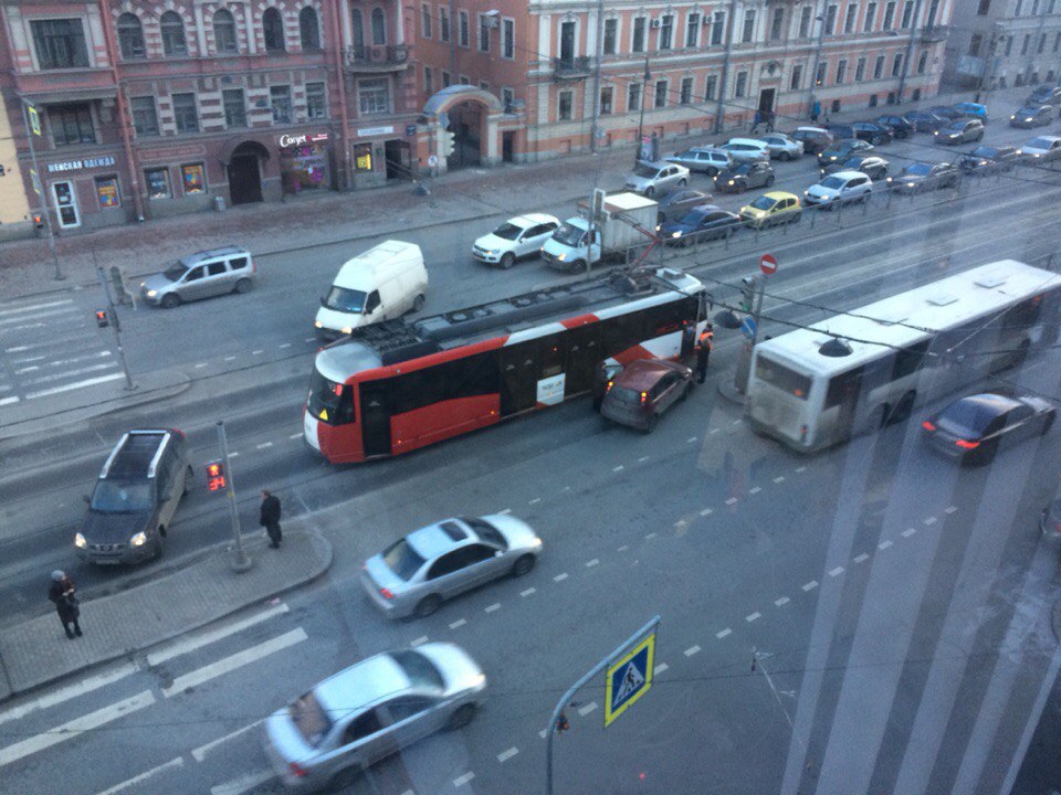 Трамвай сошел с рельсов у Финляндского вокзала: движение встало на час