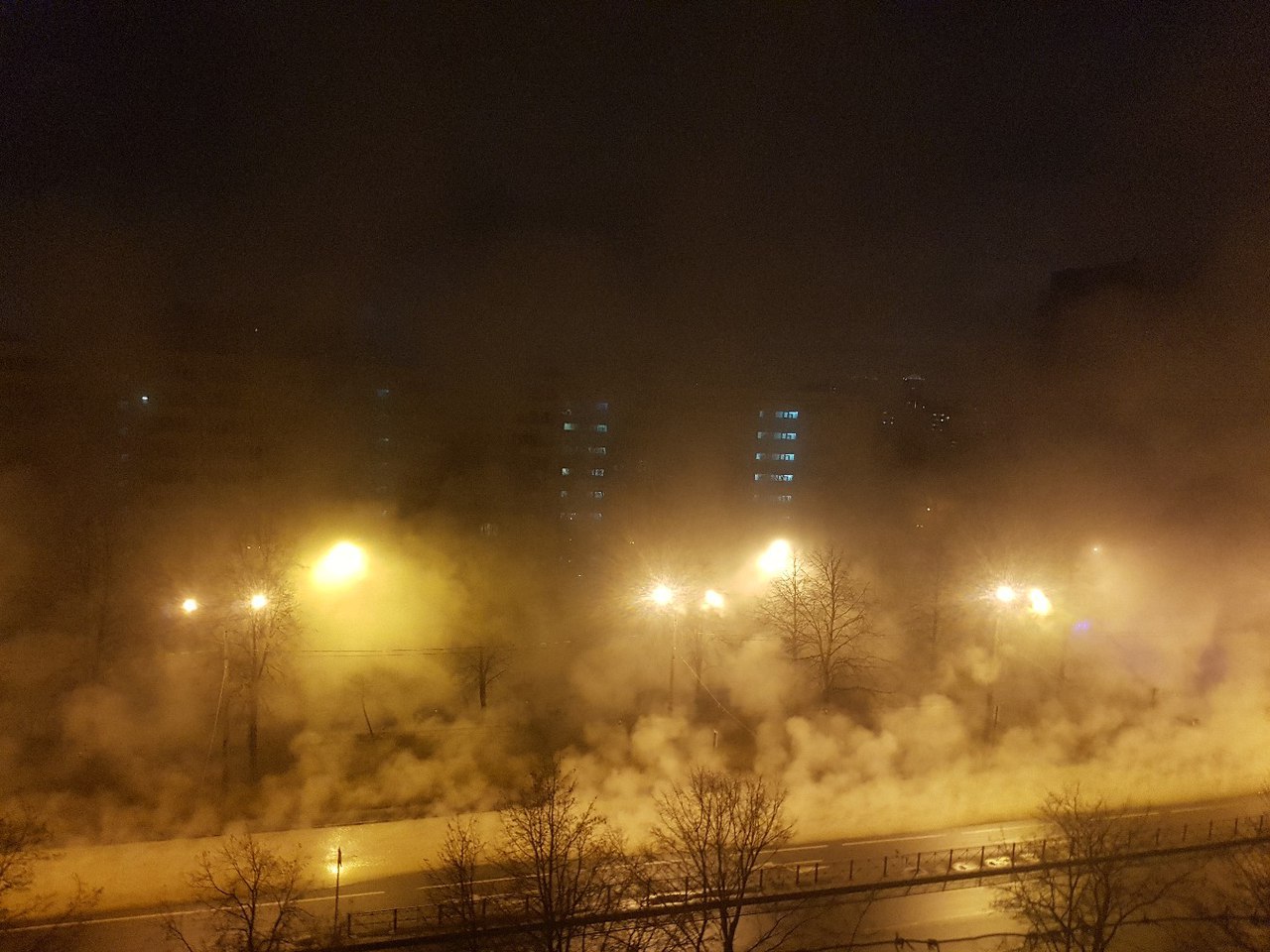 Жители домов на Софийской проснулись в неестественном тумане