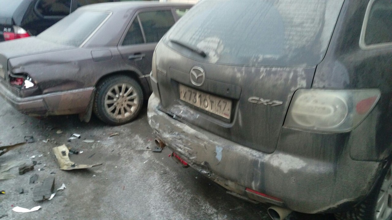 На Васильевском острове неизвестный лихач смял четыре машины и скрылся
