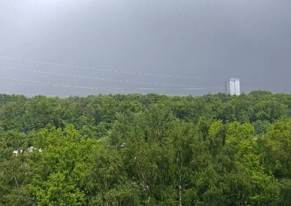 Москву накрыл ливень с грозой и градом: фото и видео из социальных сетей