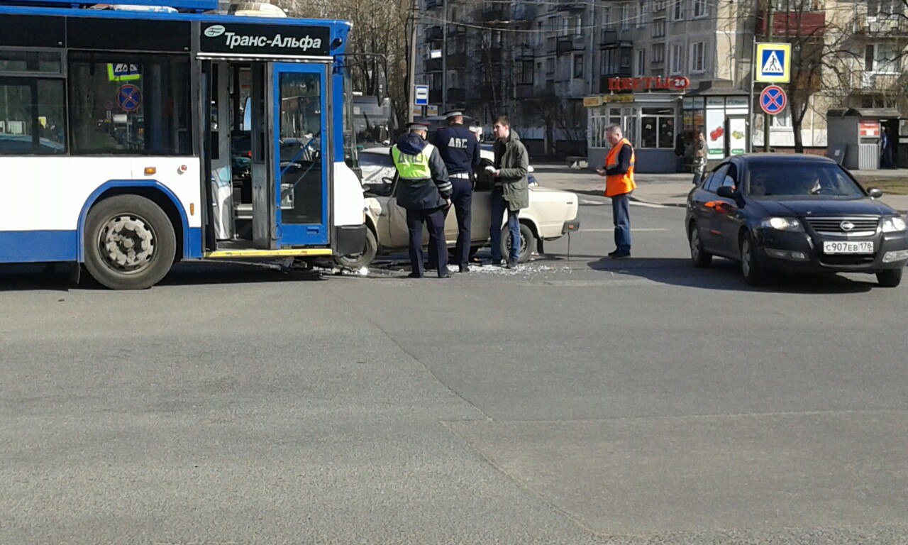 "Жигули" и троллейбус лоб в лоб сошлись в Московском районе
