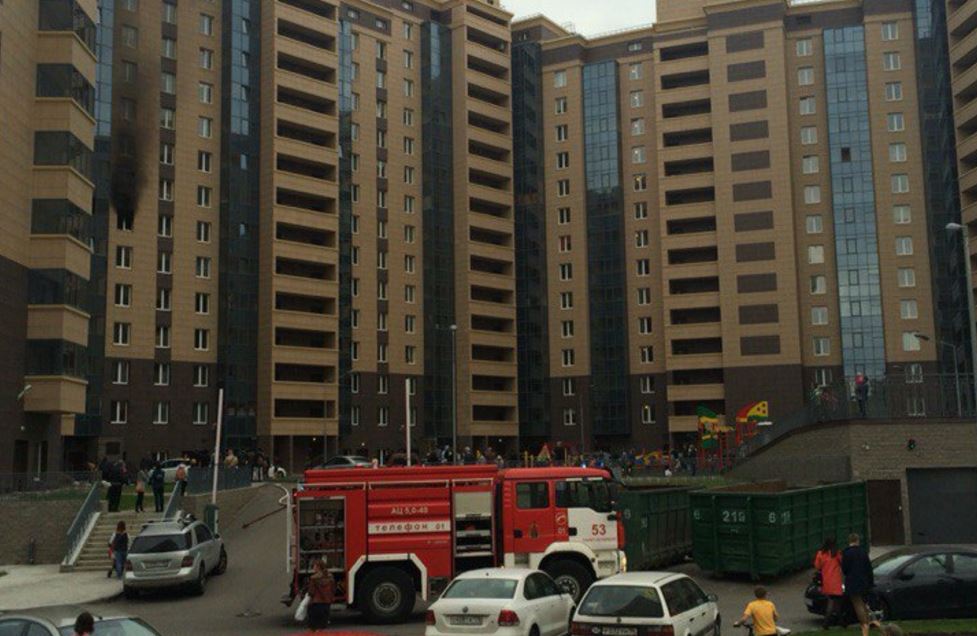 Пожарные спасли мужчину из горящей квартиры на Мебельной улице