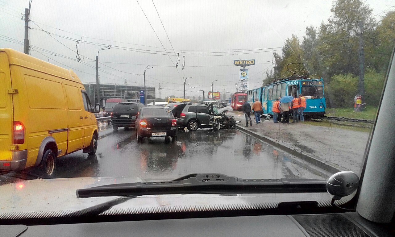 Столкновение трамвая и джипа на проспекте Косыгина