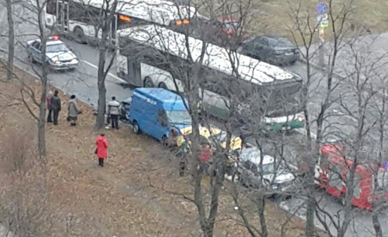 Автобус помял пять машин на Олеко Дундича, уходя от столкновения