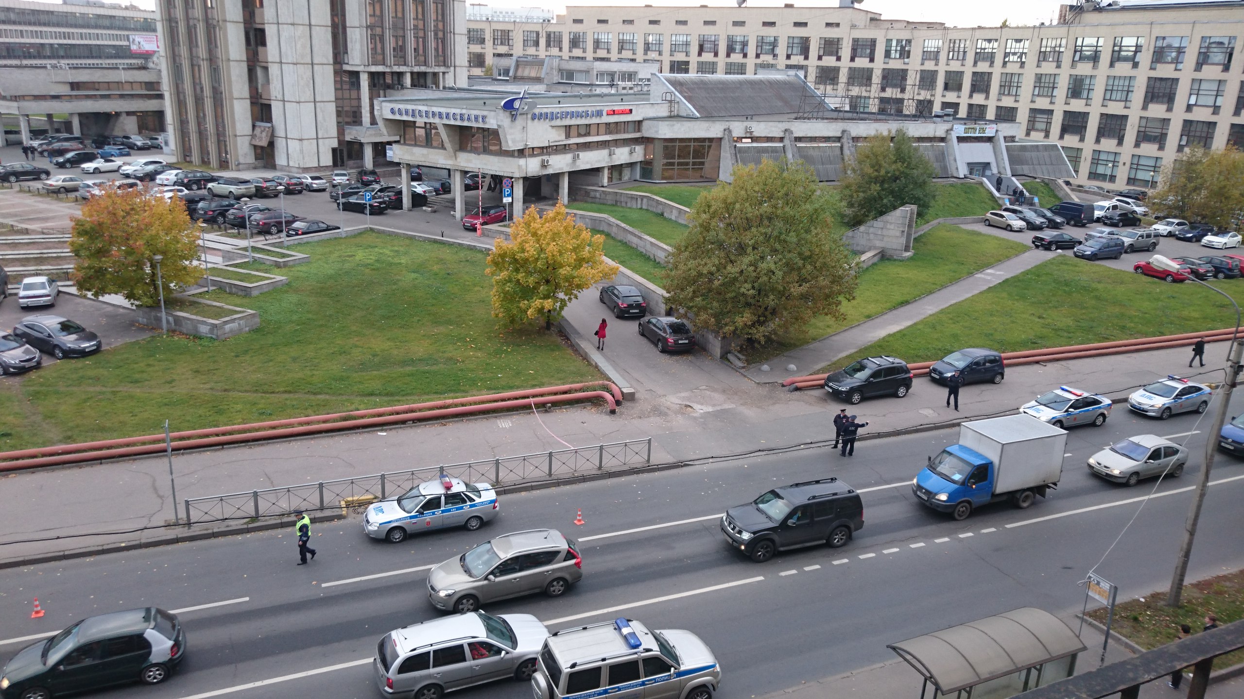 Белоостровская улица стоит: полиция проверяет подозрительный предмет