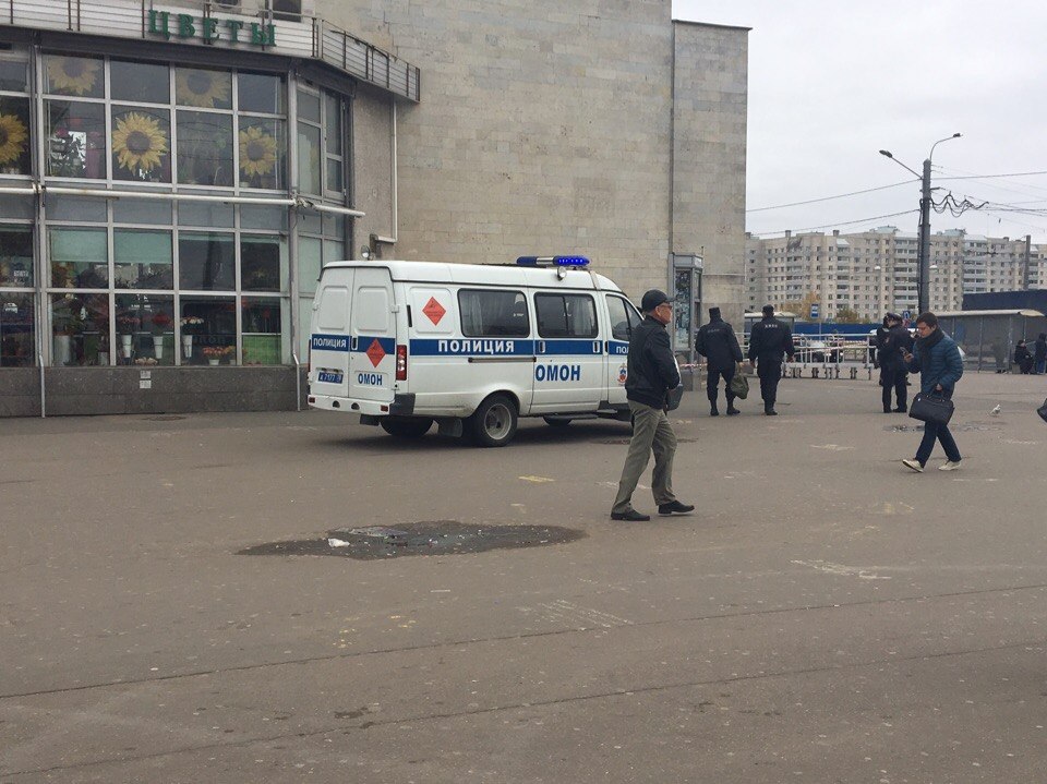 Аноним сообщил о бомбе в поликлинике на Дыбенко