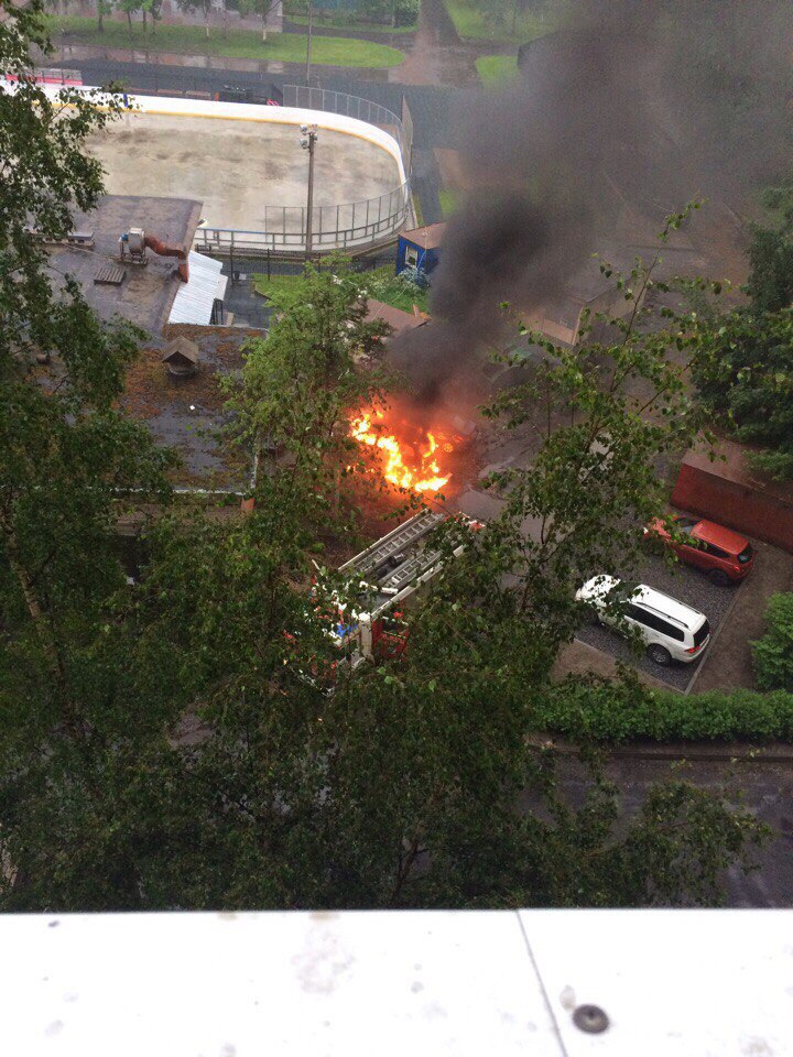 Очевидцы сняли на видео взрыв горящей машины во дворе на Маршала Захарова
