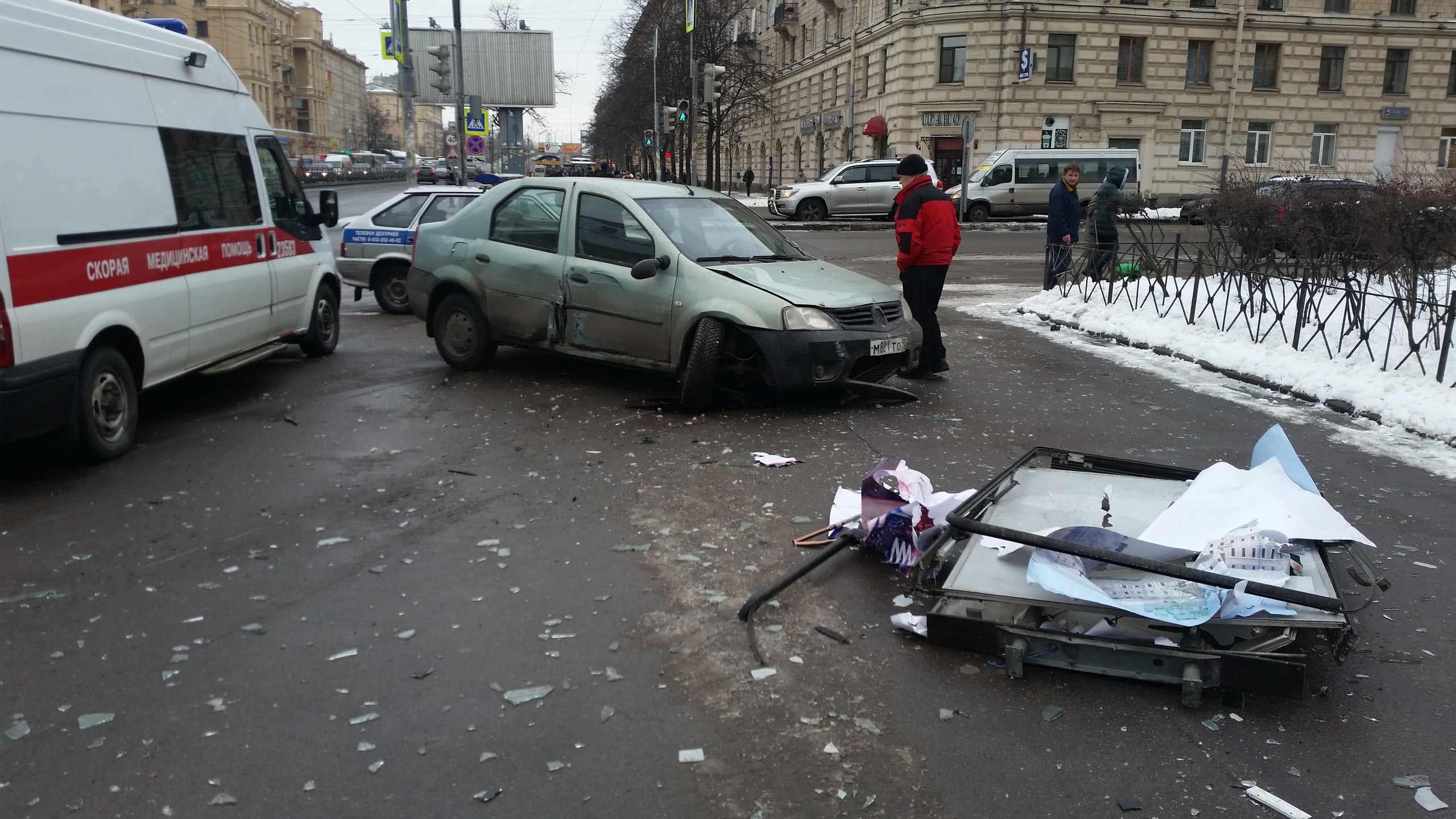 Иномарка влетела в остановку на проспекте Стачек: под колеса попала пенсионерка