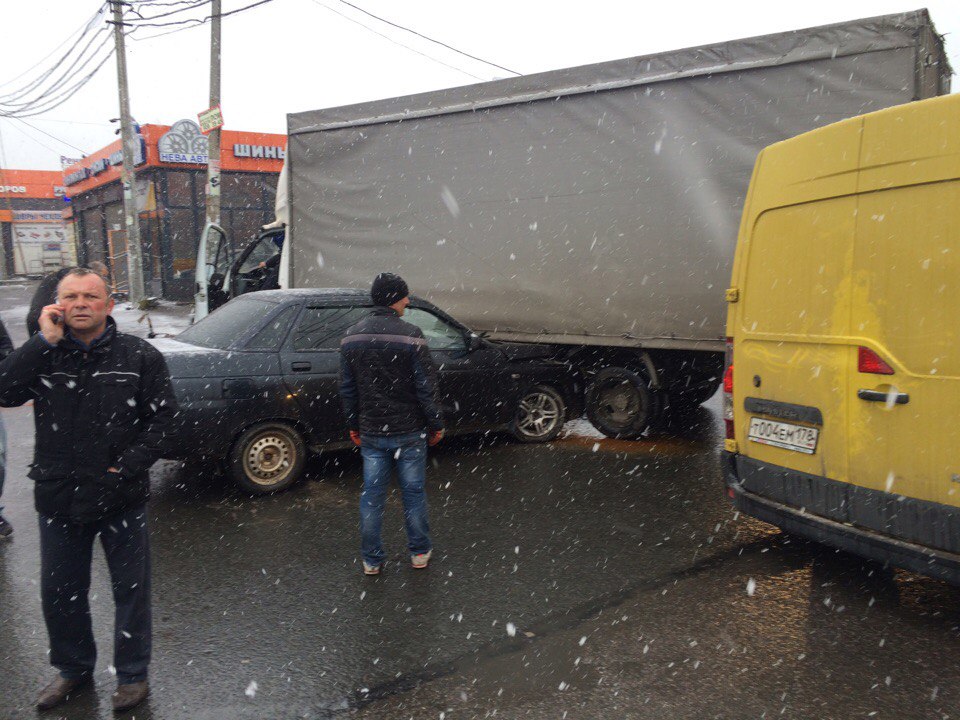 Первый снег подпортил жизнь Петербурга: по всем городу многочисленные ДТП