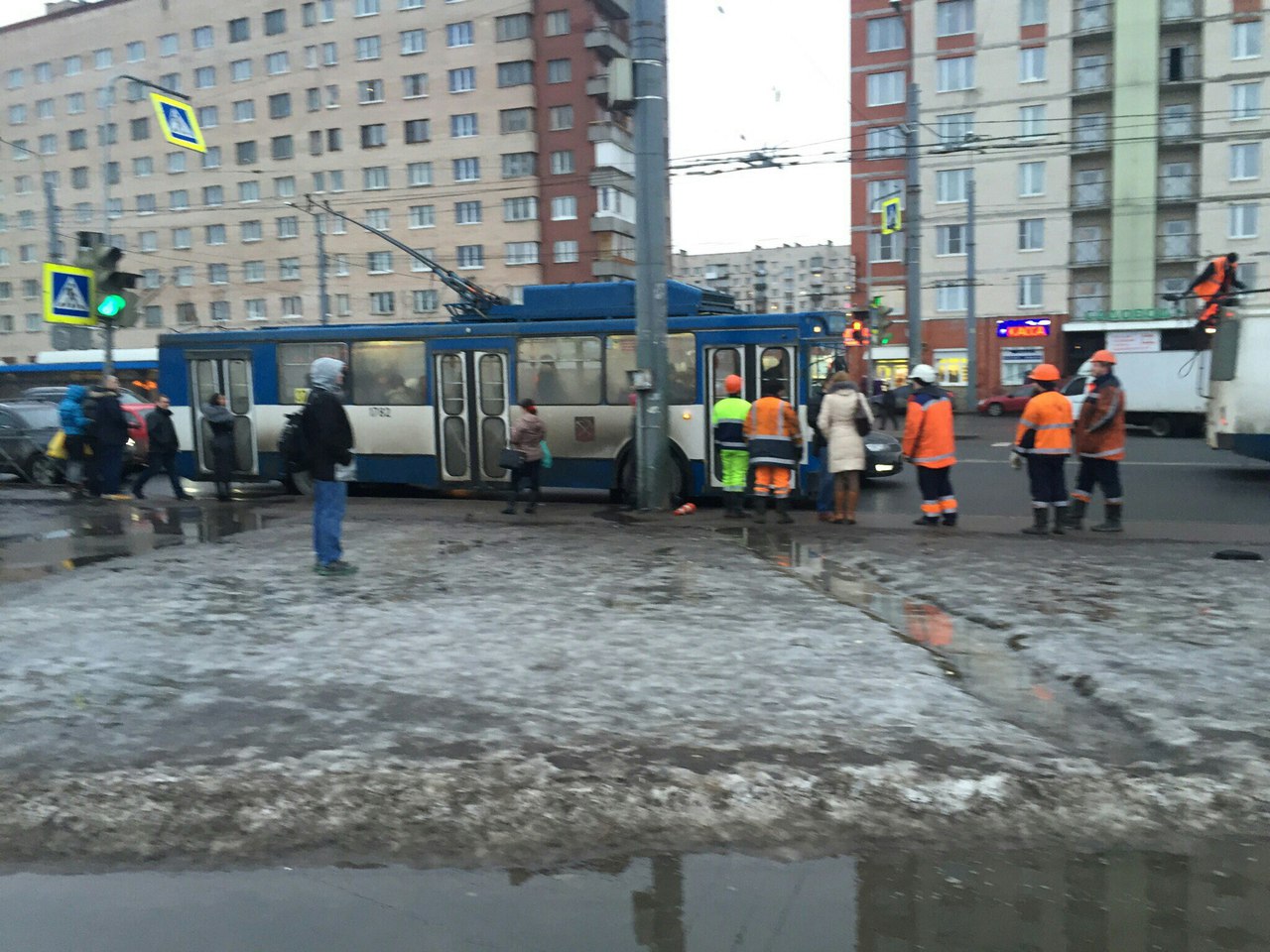 На проспекте Ветеранов встали троллейбусы из-за обесточенной контактной сетьи
