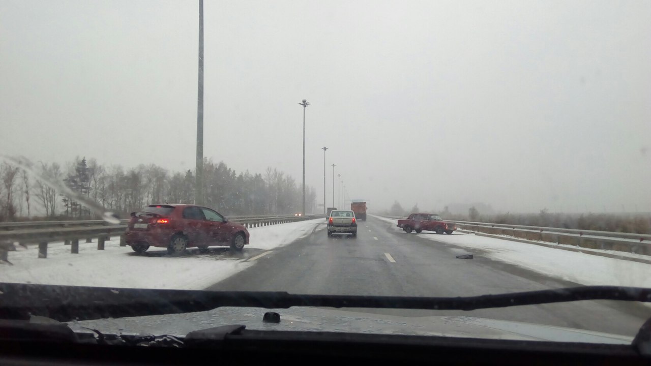 Первый снег подпортил жизнь Петербурга: по всем городу многочисленные ДТП